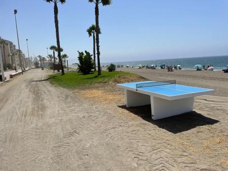 El Ayuntamiento de Rincón de la Victoria mejora los servicios de las playas con nuevas instalaciones para los bañistas