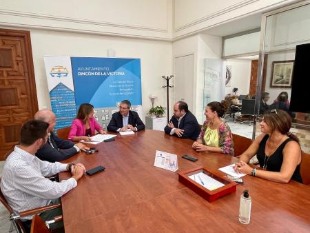 El Ayuntamiento y la Junta de Andalucía se marcan los retos para un desarrollo sostenible de Rincón de la Victoria en los próximos años