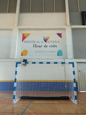 Deportes instala porterías antivuelco en el Pabellón Cubierto Rubén Ruzafa de Torre de Benagalbón