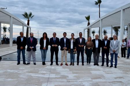 Rincón de la Victoria inaugura un nuevo espacio público abierto al mar con el agua como protagonista
