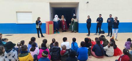 Los Reyes Magos de Oriente entregan los regalos a los menores del campamento de Navidad del programa PRAY