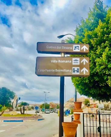 Rincón de la Victoria instala nueva señalética turística en el municipio y renueva los paneles informativos del entorno de la Cueva del Tesoro