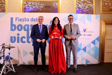 Una emocionada Diana Navarro recibe el `Boquerón de Plata´, en una gala donde Rincón de la Victoria aglutina al turismo gastronómico nacional