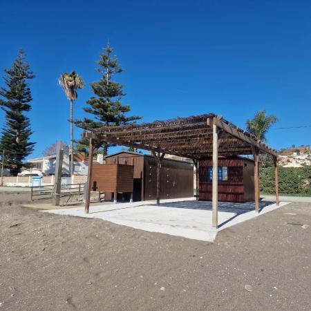 La concejalía de Playas mejora y reordena el Punto Accesible de Torre de Benagalbón y gana espacio para el baño