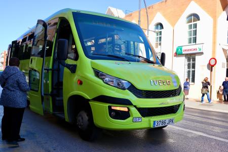 El transporte público urbano de Rincón de la Victoria arranca este lunes con un nuevo itinerario que dará servicio a los vecinos de Las Pedrizas y a los que acuden al cementerio