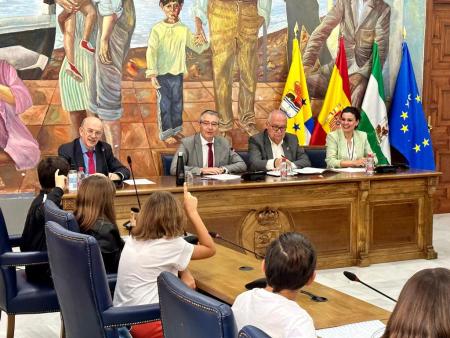 El alcalde de Rincón de la Victoria, Francisco Salado, atiende las propuestas del alumnado del municipio mediante la celebración de un pleno infantil