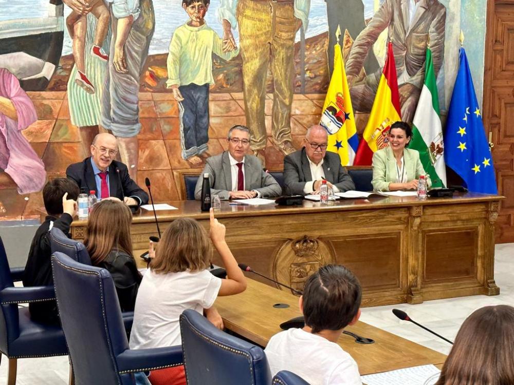 Imagen El alcalde de Rincón de la Victoria, Francisco Salado, atiende las propuestas del alumnado del municipio mediante la celebración de un pleno infantil