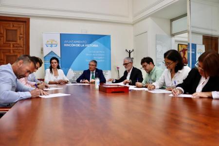 El Ayuntamiento de Rincón de la Victoria y los sindicatos rubrican el Acuerdo de Funcionarios hasta 2026
