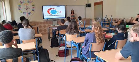 Juventud de Rincón de la Victoria imparte charlas informativas en los institutos del municipio para dar a conocer los programas y actividades del Área