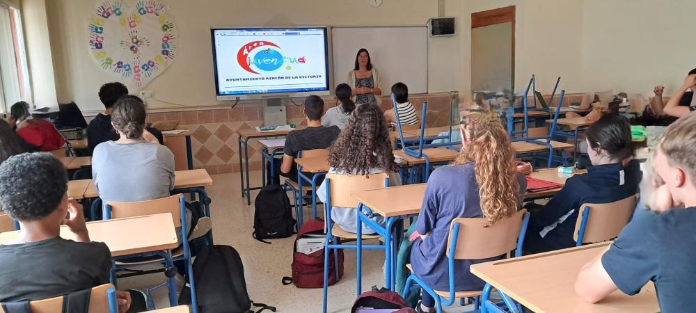 Imagen Juventud de Rincón de la Victoria imparte charlas informativas en los institutos del municipio para dar a conocer los programas y actividades del Área