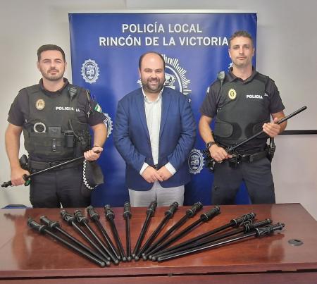 La Policía Local de Rincón de la Victoria cuenta con nuevas defensas individuales que completan la renovación global de los policías del municipio iniciada en estos últimos años