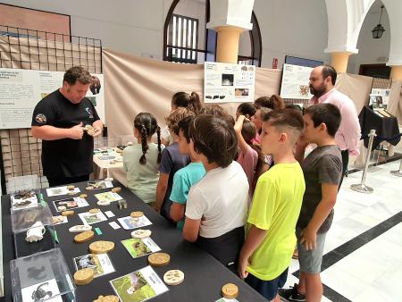 Ampliada la exposición `Rastros y Huellas´ sobre fauna ibérica en el Ayuntamiento dado el éxito de público