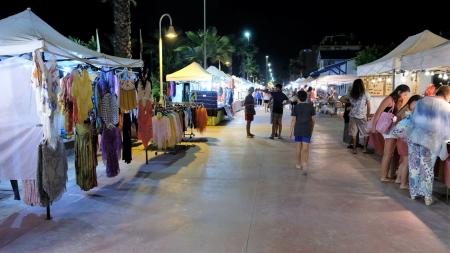 Rincón de la Victoria abre el mercadillo nocturno con 35 puestos de venta de artesanía y artículos