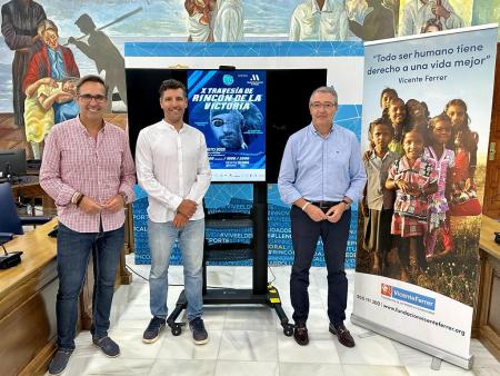 Rincón de la Victoria acogerá la X Travesía Brazadas Solidarias Acantilados a favor de la Fundación Vicente Ferrer