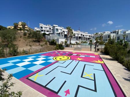 El Ayuntamiento de Rincón de la Victoria instala un original playground de colores en una nueva área de juego infantil en Añoreta