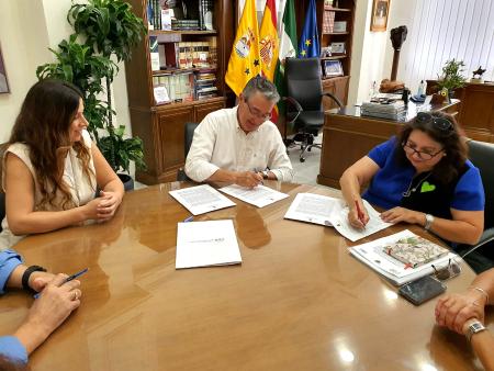 El Ayuntamiento de Rincón de la Victoria firma un convenio de colaboración con la asociación ASALBEZ de 15.000 euros de subvención