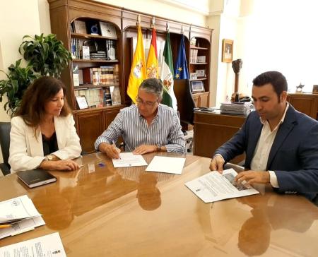 El Ayuntamiento firma un convenio de colaboración para ampliar el uso del aparcamiento público de 300 plazas en el centro urbano de Rincón de la Victoria
