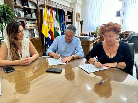 El Ayuntamiento de Rincón de la Victoria renueva el convenio de colaboración de AMIRAX con una ayuda de 30.000 euros para el transporte