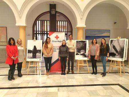 El Ayuntamiento de Rincón de la Victoria expone la muestra fotográfica `Fragmentos´ de Cruz Roja