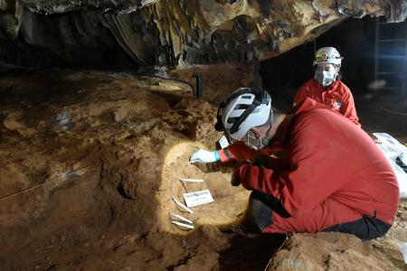 El proyecto Internacional First Art de National Geographic une a investigadores de seis países en las cuevas de Rincón de la Victoria