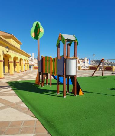 El Ayuntamiento de Rincón de la Victoria acomete la renovación y mejora del parque infantil Mirador El Carmen