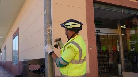 El área de Sostenibilidad Medioambiental ejecuta una campaña de limpieza en el mobiliario urbano del municipio
