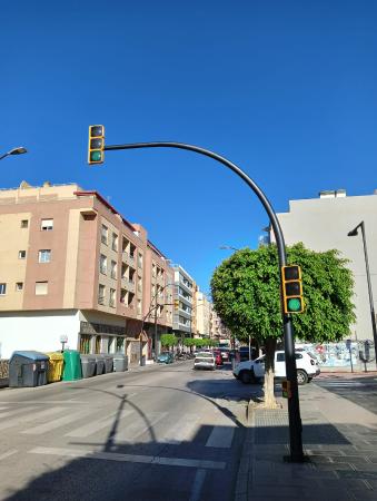 El Ayuntamiento de Rincón de la Victoria instala semáforos sincronizados que mejorarán la seguridad vial, la fluidez del tráfico y disminuirán la huella de carbono