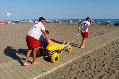 El Ayuntamiento de Rincón de la Victoria inicia el programa de baño asistido en la playa de la mano de Cruz Roja