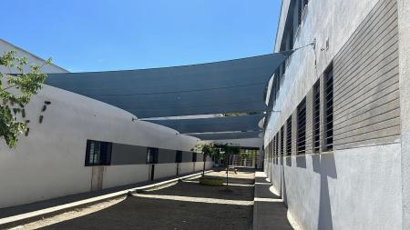El Ayuntamiento de Rincón de la Victoria instala más de 1.600 metros cuadrados de toldos en las zonas de recreo de los centros escolares del municipio