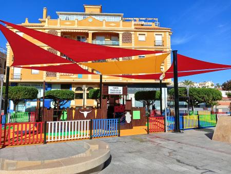 El Ayuntamiento de Rincón de la Victoria adjudica el servicio de mantenimiento y mejora de las zonas de juegos infantiles, biosaludables y calistenia del municipio