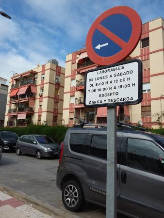 Rincón de la Victoria mejorará la movilidad y la rotación de vehículos en la zona comercial con la unificación del horario de las zonas de carga y descarga