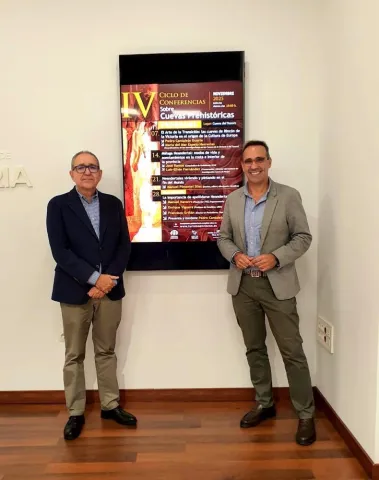 Antonio José Martín y Pedro Cantalejo presentando el Cartel del IV Ciclo de Conferencias sobre Cuevas Prehistóricas