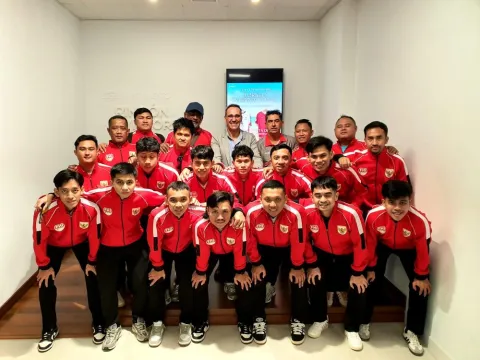 Concejal junto a la selección Indonesia de hockey sala