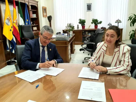 Alcalde y Presidenta de Cruz Roja firmando acuerdo