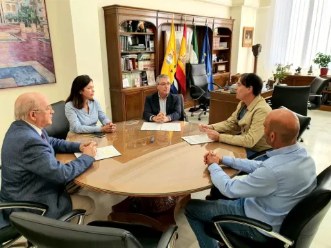 Alcalde, concejala y colegio veterinario entre otros, reunidos