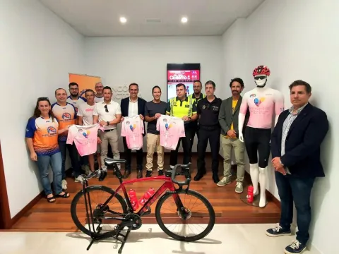 Concejal, club deportivo ciclista Calabahía, policia local, guardia civil, colaboradores, etc