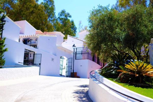 Entrada del cementerio de La Cala del Moral