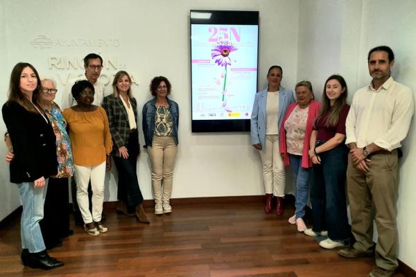 Concejala, asociaciones, comunidad educativa y colectivos junto a cartel del 25 Noviembre