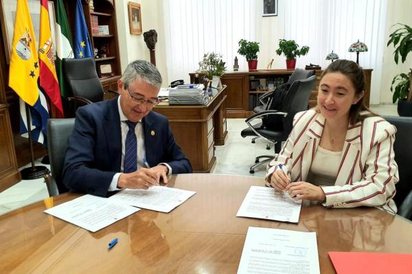 Alcalde y Presidenta de Cruz Roja firmando acuerdo