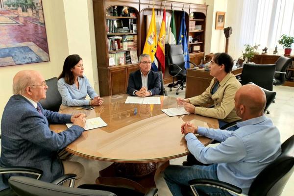 Alcalde, concejala y colegio veterinario entre otros, reunidos