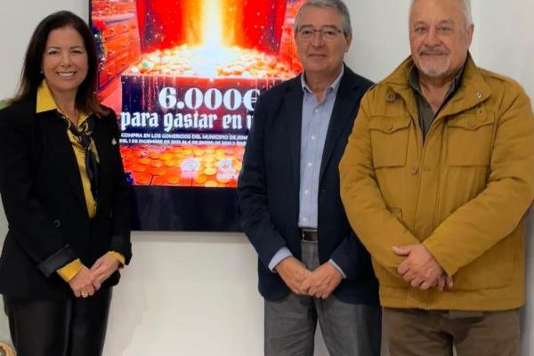 Alcalde, concejala y ACERV junto a cartel presentación Cliente Oro