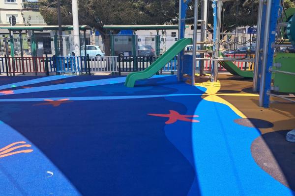 El Ayuntamiento acomete la completa renovación de la superficie del parque infantil del Paseo Marítimo de Rincón de la Victoria