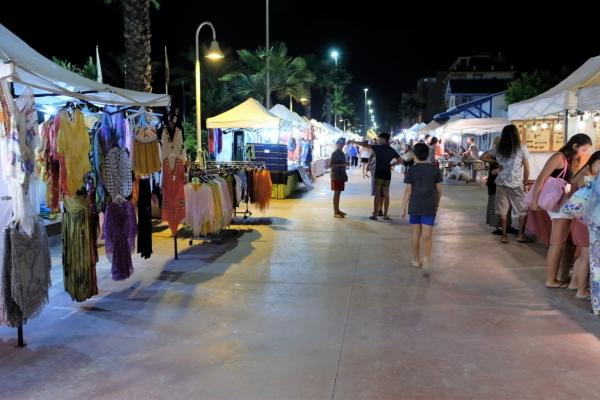 Rincón de la Victoria abre el mercadillo nocturno con 35 puestos de venta de artesanía y artículos