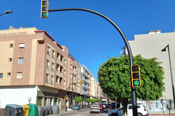 El Ayuntamiento de Rincón de la Victoria instala semáforos sincronizados que mejorarán la seguridad vial, la fluidez del tráfico y disminuirán la huella de carbono