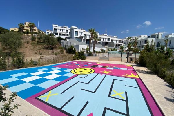 El Ayuntamiento de Rincón de la Victoria instala un original playground de colores en una nueva área de juego infantil en Añoreta
