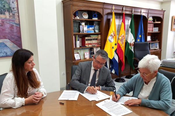 El Ayuntamiento firma un convenio de colaboración para ampliar el uso del aparcamiento público de 300 plazas en el centro urbano de Rincón de la Victoria