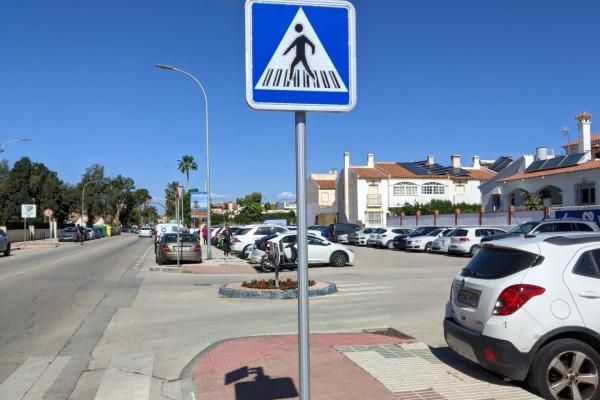 El Ayuntamiento de Rincón de la Victoria instala señales lumínicas solares para mejorar la seguridad peatonal en las principales vías del municipio