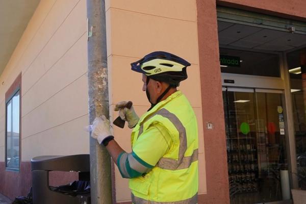 El área de Sostenibilidad Medioambiental ejecuta una campaña de limpieza en el mobiliario urbano del municipio